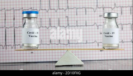 concept de l'équilibre de deux vaccins sur des balances en bois Banque D'Images