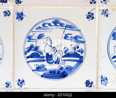 Delft carrelage bleu et blanc avec la peinture d'un berger et brebis Banque D'Images