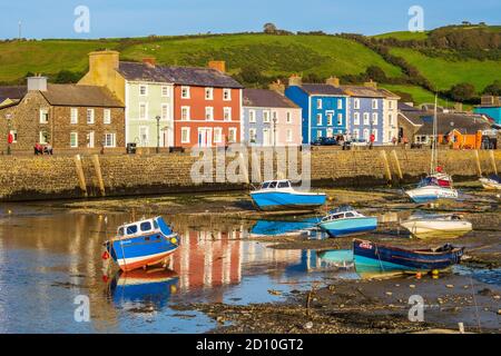 Aberaeron, Cardigan Bay, ville portuaire géorgienne colorée située sur la côte de Cardigan Bay, dans l'ouest du pays de Galles Banque D'Images