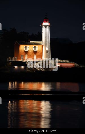 Photo verticale d'un phare Fisgard à Colwood, Colombie-Britannique, Canada Banque D'Images