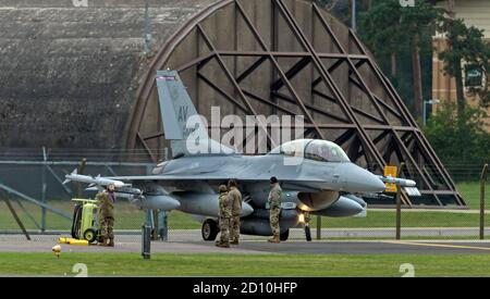 Le F-16 Fighter Squadron 510 Fighter Faucon prend ses préparatifs avant le dépature de RAF Laknheath Banque D'Images