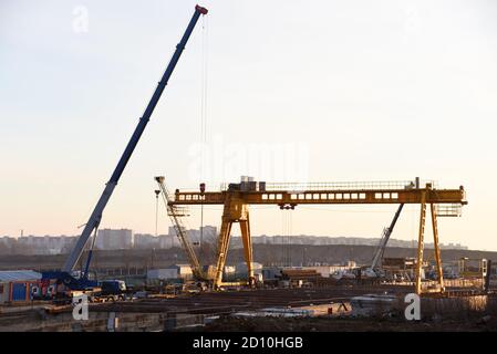Grues automatiques mobiles et grues portiques travaillant sur le chantier. Creusant une fosse pour la construction d'un tunnel souterrain de la ligne de métro. Métro co Banque D'Images