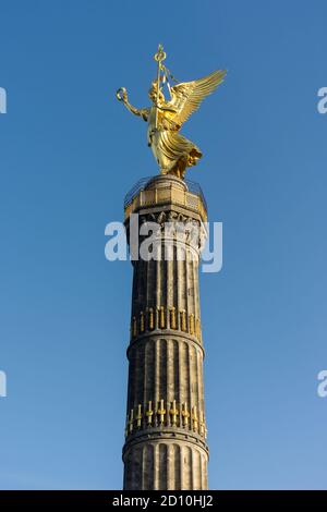 Berlin / Allemagne - 14 février 2017 : la colonne de la victoire (Siegessäule), une attraction touristique majeure de Berlin. Berliners ont donné la poussette à la statue Banque D'Images