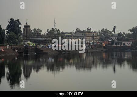 Bhubaneswar, Inde - 4 février 2020 : vue sur le lac Bindu Sagara avec réflexion des temples historiques le 4 février 2020 à Bhubaneswar, Inde Banque D'Images