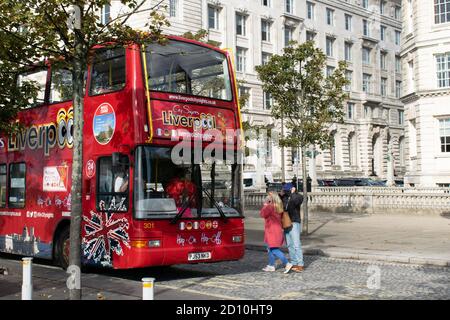 Montez dans le bus touristique à arrêts multiples Liverpool avec Les passagers s'alisent devant le bâtiment du foie Banque D'Images