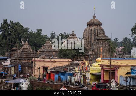 Bhubaneswar, Inde - 4 février 2020 : vue sur le temple Ananta Basudeva par le lac Bindu Sagara le 4 février 2020 à Bhubaneswar, Inde Banque D'Images