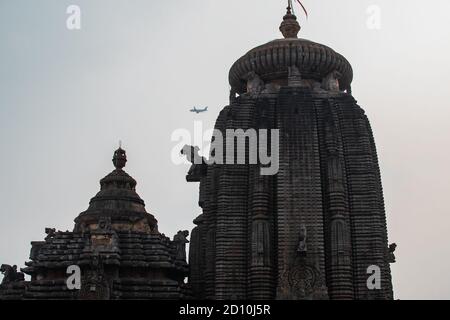 Bhubaneswar, Inde - 4 février 2020 : juxtaposition d'un avion moderne au-dessus du temple historique de Chitrkarini le 4 février 2020 à Bhubaneswar Banque D'Images