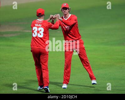 Dane Vilas et Keaton Jennings, de Lancashire Lightning, célèbrent le cricket de Notts Outlaws Tom Moores lors du match de demi-finale Vitality Blast T20 à Edgbaston, Birmingham. Banque D'Images