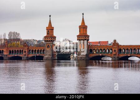 Berlin / Allemagne - 19 février 2017 : pont Oberbaum (Oberbaumbrücke), monument de Berlin, quartiers de Kreuzberg et Friedrichshain acros Banque D'Images