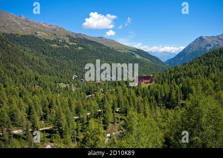 Vallée de Martell (Marteltal) avec l'ancien Hôtel Paradiso parmi les arbres, Bolzano, Trentin-Haut-Adige, Italie Banque D'Images