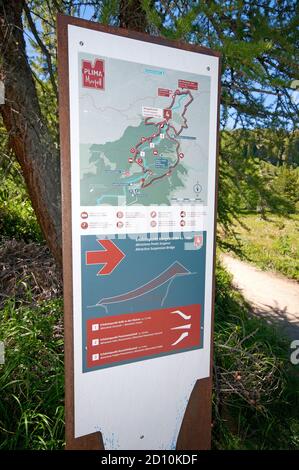 Chemin de signalisation le long de la route de la gorge de la rivière Plima, vallée de Martell (Marteltal), Bolzano, Trentin-Haut-Adige, Italie Banque D'Images