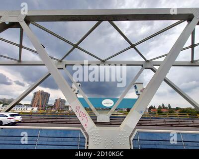 Pont en acier au-dessus de la rivière Hollandsche IJssel à Krimpen aan Den IJssel près de Rotterdam et entre 2 énormes barrières Pour protéger une grande zone de Hola Banque D'Images