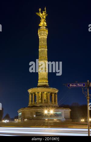 Berlin / Allemagne - 4 mars 2017 : la colonne de la victoire (Siegessäule), une attraction touristique majeure de Berlin. Berliners ont donné le surnom à la statue Banque D'Images