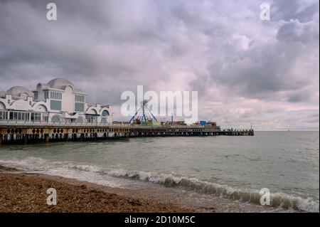 Nuages de tempête sur South Parade Pier, Southsea, Royaume-Uni. Jetée traditionnelle en bord de mer en Grande-Bretagne. Banque D'Images