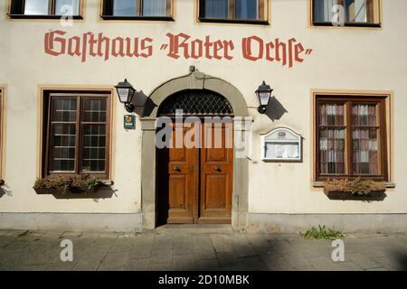 Ville bavaroise de Nordlingen, entourée de murs médiévaux en pierre incrustés de diamants. Banque D'Images