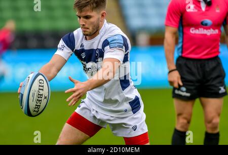 Twickenham, Royaume-Uni. 04e octobre 2020. Harry Randall, de Bristol Bears, se prépare à donner un coup de pied lors du match de rugby Gallagher Premiership entre London Irish et Bristol Rugby à Twickenham Stoop, à Twickenham, en Angleterre, le 4 octobre 2020. Photo de Phil Hutchinson. Utilisation éditoriale uniquement, licence requise pour une utilisation commerciale. Aucune utilisation dans les Paris, les jeux ou les publications d'un seul club/ligue/joueur. Crédit : UK Sports pics Ltd/Alay Live News Banque D'Images