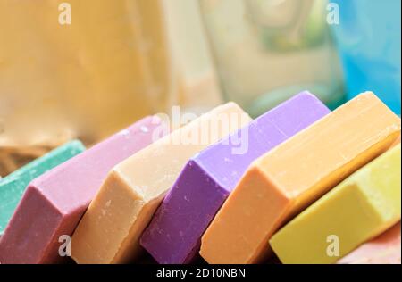 Savons faits maison. Variété de distributeurs de savon faits main colorés vue rapprochée. Produits de beauté naturels à base de plantes Banque D'Images