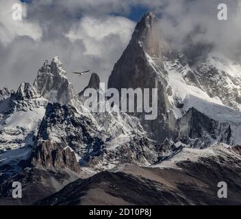 La plus jeune ville d'Argentine, El Chalten, est l'entrée de la partie nord du Parque National Los Glaciares. Il est dominé par le massif de Fitzroy. Banque D'Images