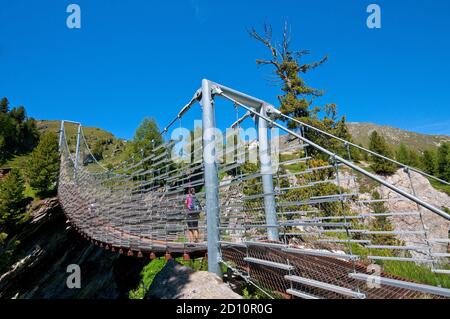 Pont suspendu au-dessus des gorges de la rivière Plima dans la vallée de Martell (Marteltal), Bolzano, Trentin-Haut-Adige, Italie Banque D'Images