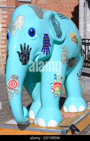 Magnifique statue d'éléphant d'Asie peinte à la main, dans le cadre de la parade des éléphants à Mons (Hainaut), Belgique Banque D'Images