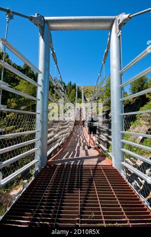 Pont suspendu au-dessus des gorges de la rivière Plima dans la vallée de Martell (Marteltal), Bolzano, Trentin-Haut-Adige, Italie Banque D'Images