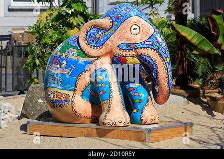 Magnifique statue d'éléphant d'Asie peinte à la main, dans le cadre de la parade des éléphants à Mons (Hainaut), Belgique Banque D'Images