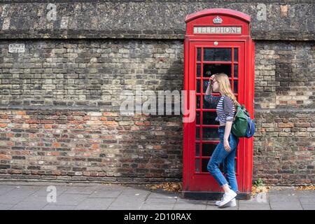 Cambridge (Royaume-Uni), le 1er août 2019. La boîte téléphonique rouge, un kiosque téléphonique pour un téléphone public, est une vue familière dans les rues du Royaume-Uni Banque D'Images