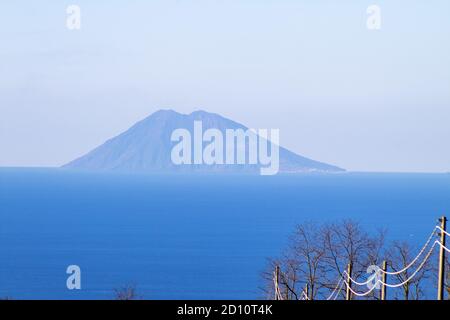 L'île de Stromboli vue depuis les côtes calabraises. Banque D'Images