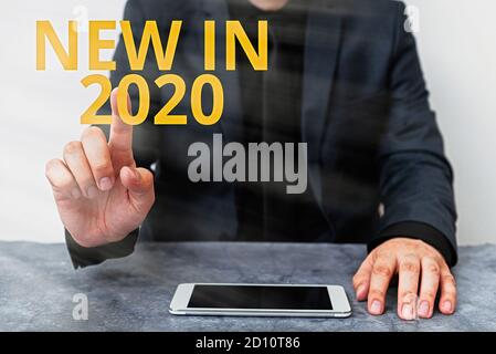 Écriture manuscrite écriture de texte Nouveau en 2020. Photo conceptuelle ce qui sera attendu ou nouvelle création pour l'année 2020 modèle affichant écran noir moderne s. Banque D'Images