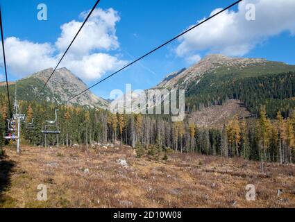 Strbskie Pleso, Slovaquie - 10 octobre 2018 : télésiège de Strbske Pleso à Solisko dans les Hautes Tatras en Slovaquie Banque D'Images