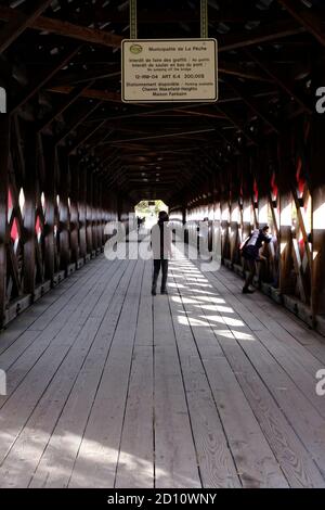 À l'intérieur du pont couvert de Wakefield en bois rouge vif - copie exacte d'un 1915 qui a brûlé en 1984. Wakefield, Québec, Canada. Banque D'Images