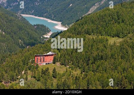 Ancien Hôtel Paradiso et Lac de Gioveretto dans la vallée de Martell (Marteltal), Bolzano, Trentin-Haut-Adige, Italie Banque D'Images
