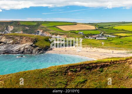 Vue sur Gunwalloe Church Cove Beach Cornwall Angleterre Royaume-Uni Europe Banque D'Images