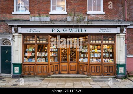 P & G Wells, Wessex Book Supplies, Booksellers and Stationers - une librairie victorienne traditionnelle indépendante à façade en bois à Winchester, Royaume-Uni Banque D'Images