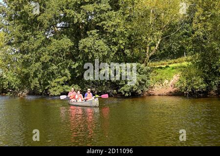 Symonds, Yat, Angleterre - septembre 2020 : trois personnes en canoë sur la rivière Wye à Symonds Yat. Banque D'Images