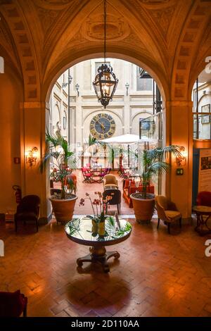 Vue panoramique sur le bar-salon à l'intérieur du Grand Hotel Continental, un hôtel de luxe 5 étoiles situé dans le centre historique de Sienne, en Toscane, en Italie Banque D'Images