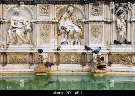 Détail de la fonte Gaia, une fontaine monumentale sur la place Piazza del Campo au centre de Sienne, site classé au patrimoine mondial de l'UNESCO, Toscane, Italie Banque D'Images