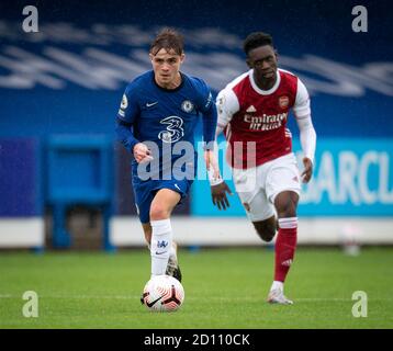 Kingston, Royaume-Uni. 04e octobre 2020. Lewis Bate, de Chelsea, lors du match de la première Ligue 2, a joué derrière des portes fermées entre Chelsea U23 et Arsenal U23 au stade Kingsmeadow, à Kingston, en Angleterre. Joué sans partisans en mesure d'assister à la réunion en raison des règles gouvernementales actuelles pendant la pandémie COVID-19, le 4 octobre 2020. Photo d'Andy Rowland. Crédit : Prime Media Images/Alamy Live News Banque D'Images