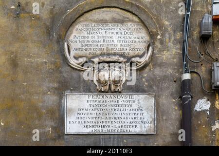 Anciennes plaques commémoratives dédiées à l'archiduc de Toscane de Peter Leopold et au Grand-duc de Toscane de Ferdinand III sur un vieux mur, Sienne, Toscane, Italie Banque D'Images