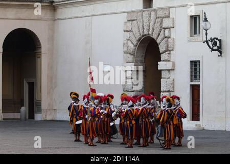 4 octobre 2020 - Cité du Vatican (Saint-Siège) - cérémonie d'assermentation des nouvelles recrues des gardes pontificales suisses dans la cour de San Damaso à la Cité du Vatican © EvandroInetti via ZUMA Wire crédit: Evandro Inetti/ZUMA Wire/Alay Live News Banque D'Images