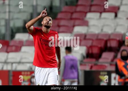 Lisbonne, Portugal. 4 octobre 2020. Haris Seferovic de SL Benfica fête après avoir marquant un but lors du match de football de la Ligue portugaise entre SL Benfica et SC Farense au stade Luz à Lisbonne, Portugal, le 4 octobre 2020. Crédit : Pedro Fiuza/ZUMA Wire/Alay Live News Banque D'Images