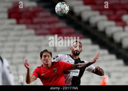 Lisbonne, Portugal. 4 octobre 2020. Darwin Nunez de SL Benfica (L) vies avec Cesar Martins de SC Farense lors du match de football de la Ligue portugaise entre SL Benfica et SC Farense au stade Luz à Lisbonne, Portugal, le 4 octobre 2020. Crédit : Pedro Fiuza/ZUMA Wire/Alay Live News Banque D'Images