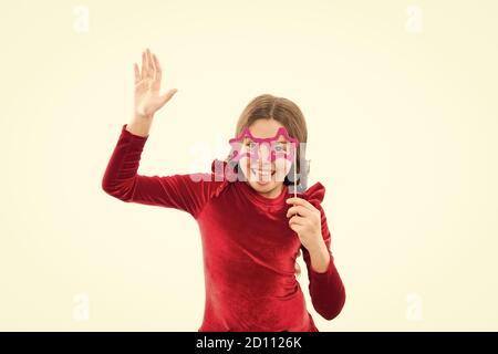 Prendre plaisir à la fête. La fille de fête isolée sur blanc. Joyeux enfant tient des verres prop. Divertissement et divertissement de fête. Petit enfant avec look de fête de la mode. Mode et beauté. Fête des fêtes. Banque D'Images