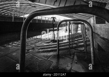 Vue sur la rue et réflexions sous le pont de Blackfriar à Londres. Banque D'Images