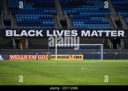 San Jose, Californie, États-Unis. 3 octobre 2020. Un écran montre que les vies noires sont importantes avant le jeu MLS entre la Galaxy et les tremblements de terre de San Jose au stade Avaya à San Jose, Californie. Chris Brown/CSM/Alamy Live News Banque D'Images