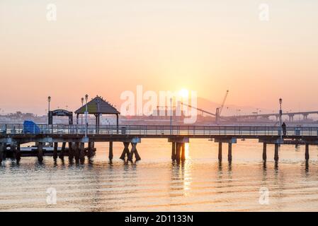 Lever du soleil à Coronado, Californie, États-Unis. Vue sur la jetée de Coronado Ferry Landing. Banque D'Images