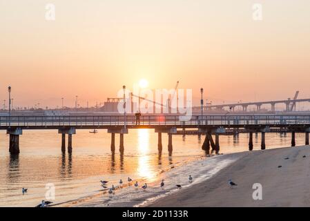 Lever du soleil à Coronado, Californie, États-Unis. Vue sur la jetée de Coronado Ferry Landing. Banque D'Images