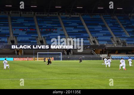 San Jose, Californie, États-Unis. 3 octobre 2020. Les joueurs prennent un genou pendant un moment de science avant le jeu MLS entre la Galaxy et les tremblements de terre de San Jose au stade Avaya à San Jose, Californie. Chris Brown/CSM/Alamy Live News Banque D'Images