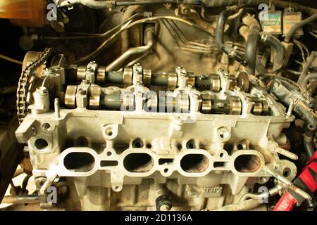 un mécanicien ouvre le moteur d'une voiture en réparation dans un centre de service travail industriel Banque D'Images