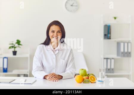 Diététicien souriant au client ou enregistrement vidéo sur la perte de poids et de saines habitudes alimentaires Banque D'Images